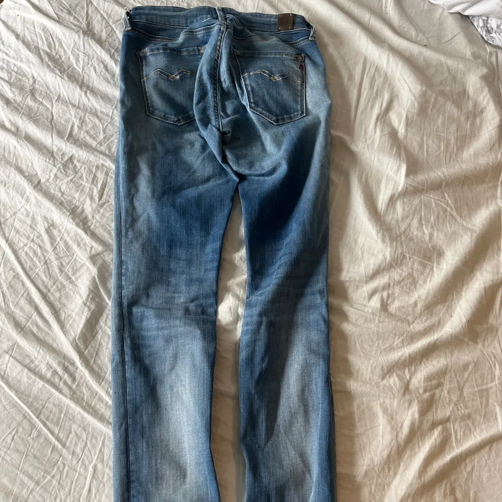 Säljer dessa replay jeans, lite slitna men endå ett bra skick. Tvättas innan. . Jeans & Byxor.