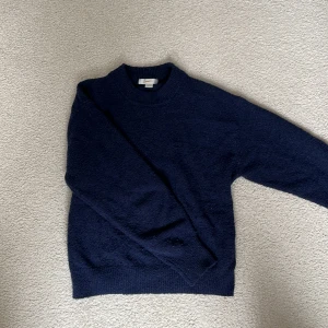 Stickad tröja gina tricot - Super fin marinblå stickad tröja från Gina tricot. Sparsamt använd men är däremot nopprig. Det noppriga går att få bort så det går att lösa. Nypris är ca 300-350kr och säljer för 159kr❤️ hör av er via frågor eller funderingar!