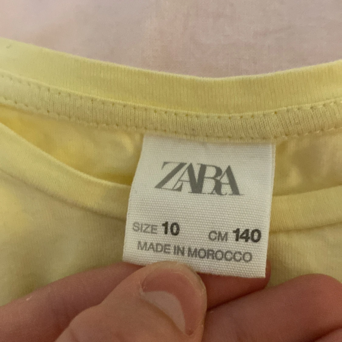 Gul tröja med puffar  - 92