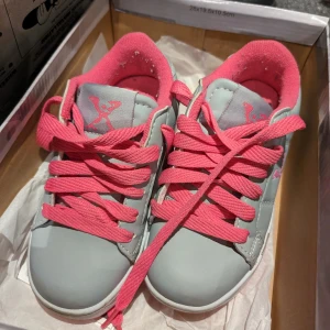 Rullskor stl 30 - Sidewalk rullskor stl 30   Grå ,rosa märke o snöre  Nästintill oanvända  Katt finns i hemmet. 