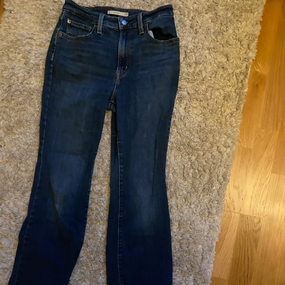 Hög midjade flared Levis jeans. Mörkblå, slitna längst ner men inget annat, säljer då dem inte är min stil längre. Pris kan diskuteras vid snabb handel. Storlek 29 men passar mer som en 27/28, är lite stora på mig som brukar ha 26/27. Köpta för≈900. Jeans & Byxor.