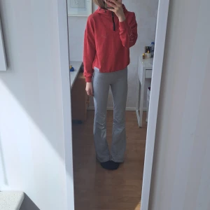 Hoodie - Säljer denna röda hoodien där det står "Girls" på baksidan. Den har även en kort dragkedja på framsidan. Skulle säga att det är en xxs, står 152. Minns inte vart den var köpt, då jag köpte den i Tyskland. 💗