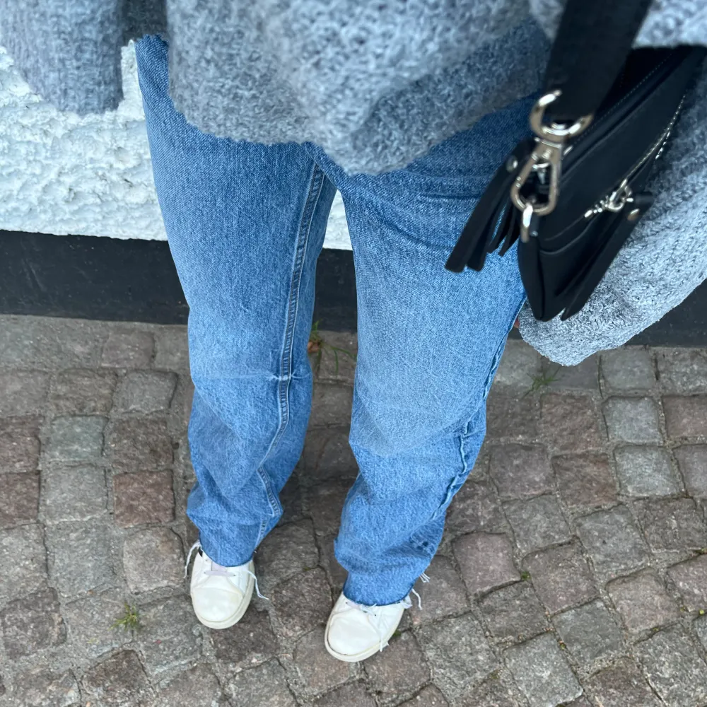 Mörkblå straight jeans från zara, highwaist/midwaist. Bra skick, använd fåtal gånger✨storlek 32, men långa ben (jag är 165cm) Jag säljer eftersom de är för tajta i midjan. Kontakta gärna privat för fler bilder eller funderingar💞. Jeans & Byxor.