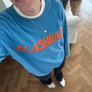 Kashmir tröja från SANDRO - Säljer denna jättefina kasmirtröja från Sandro. Den är i fint skick och köpt i dras butik i Stockholm! 💙💙💙 kan tänka mig att gå ner i pris 