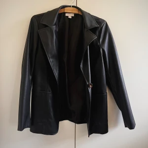 Svart läderjacka - En jättefin oversized läderjacka från Topshop i storlek UK 12/ EUR 40/ US 8.