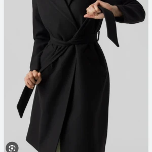 Svart kappa - Svart kappa från Vero Moda, fint skick och passar storlek M/L beroende på hur man vill att den ska sitta 💫 pris kan diskuteras, frakt tillkommer!