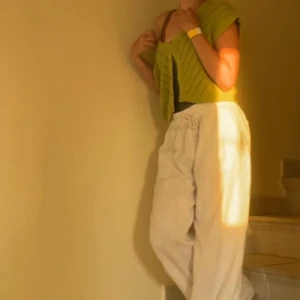 Kortärmad Grön Kofta  - Grön stickad (eller virkad?) kortärmad kofta från Mango. Superfin och bekväm, går fint med vita linnebyxor och solkysst hy :) nyskick, nästan aldrig använd förutom gångerna på bilderna ovan. 