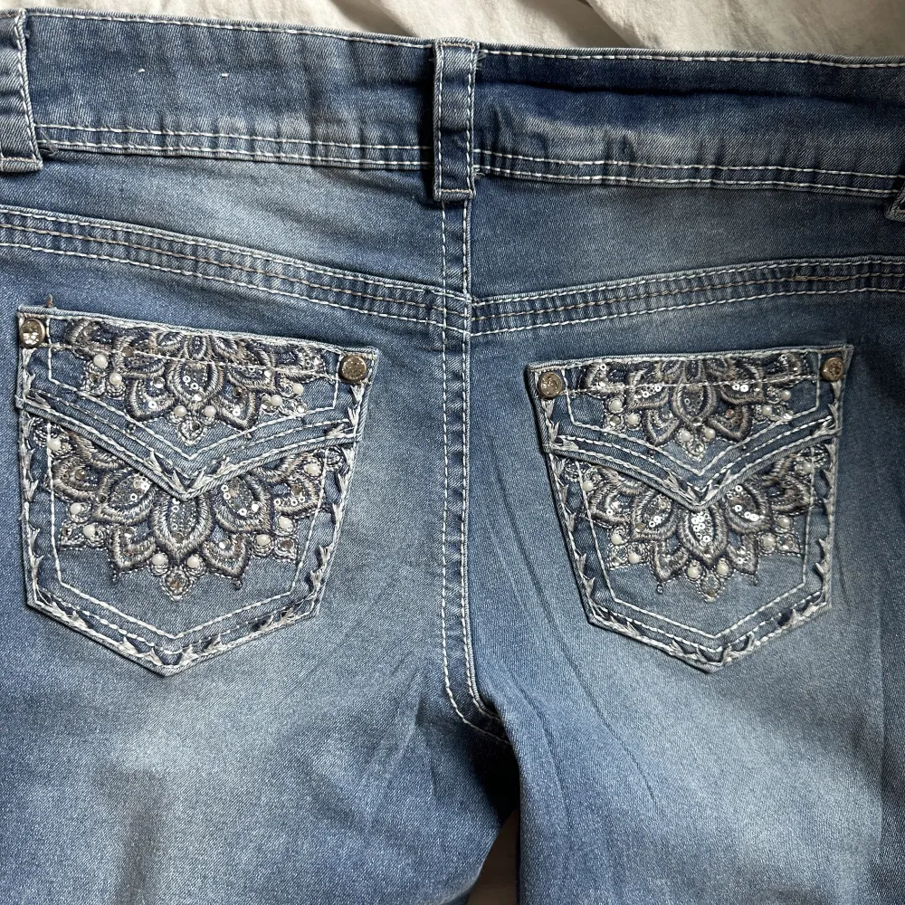 Säljer ett par supersnygga jeans. De har superfina bakfickor med detaljer. Säljer då de inte kommer till användning och är lite för stora på mig. Är ca 170 och dom sitter perfekt i längden! Strl 6 Curvy, motsvarar ca strl S-M. Hör av er vid frågor💕. Jeans & Byxor.