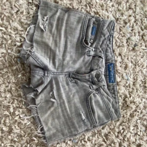 Low waist jeansshorts - Superfina shorts som är lågmidjade tyvärr är de försmå för mig! Midjemått är ca 35 cm❤️