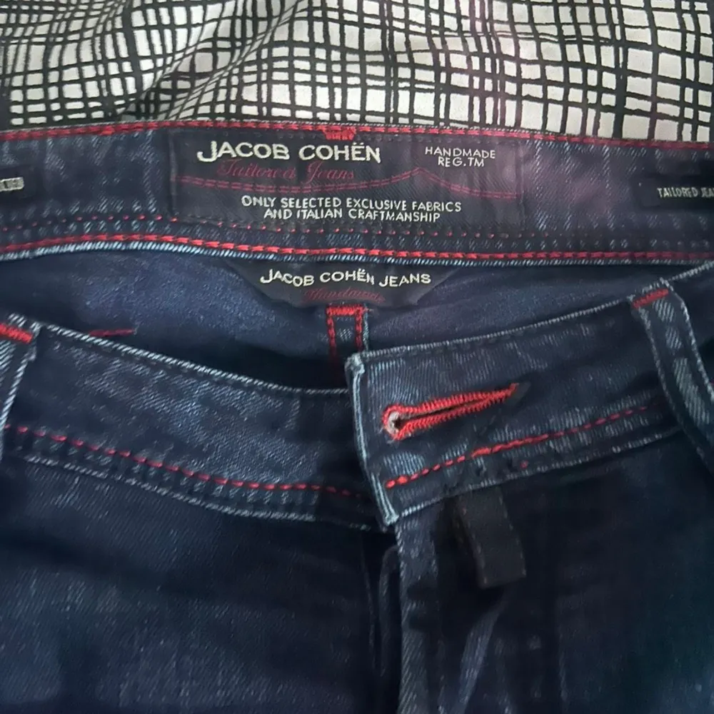 Tjena! Säljer dessa sjukt snygga jeans från Jacob Cohën.  Skick 9/10 nyskick  Storlek 32. Nypris ca 5000kr mitt pris 1999kr Tveka inte på att höra av er vid funderingar!. Jeans & Byxor.