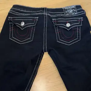 Intressekoll för dem snyggaste low waisted True religion jeansen som är köpta på NK för 1999kr ungefär🌹Aldrig använda så därför säljs dem🖤🖤 Helt slutsålda nästan överallt🤩 40cm tvärsöver midjan men kan stretchas till 47cm. 75cm i innerbenslängd🤍