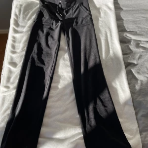 JUIY BYXOR SVART - Juicy byxor som säljs för att de inte längre passar mig, pris går att diskuteras! Använd fåtal gånger men har ett litet hål som är lätt att sy ihop i fickan (för mer bilder kom privat) 💓nypris 1100kr   Uppdatering Sänkt från 700kr till 600kr