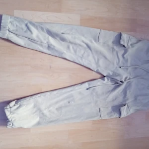 Byxor - Jag har ett par fantastiska jeans till salu som skulle passa dig perfekt om du är runt 158-160 cm lång. Dessa jeans är både snygga och bekväma, och de kommer definitivt att ge dig en trendig look! Köparen står för frakten så inga extra kostnader.