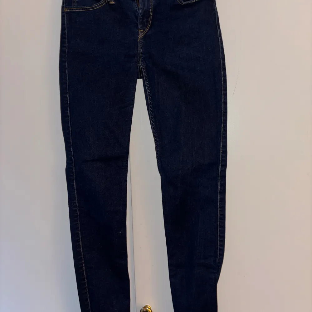Jättefin mörkblå Skinny jeans. W27 L 31. Jeans & Byxor.