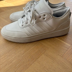 Sneakers vita från adidas  - Vita sneakers i strl 43 1/3. Sparsamt använda, fint skick. 