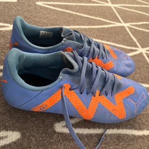 Puma fotbollsskor  - Puma fotbollsskor i st 42,5. Skorna är i jätte bra skick använda bara i ungefär en månad. För fler bilder eller frågor skriv gärna 