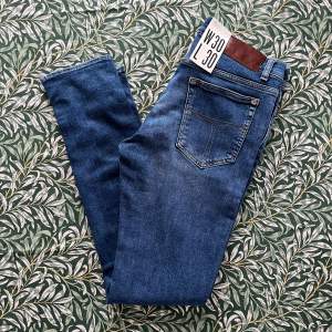 Tja! Säljer nu dessa sjukt feta och sprillans nya tiger of Sweden jeans som är slimfit i storlek 30:30. Färgen passar perfekt nu inför våren. Skicket är 10/10, helt nya. Nypris ligger 1500 kr. Vid fler frågor/bilder är det bara att skriva!