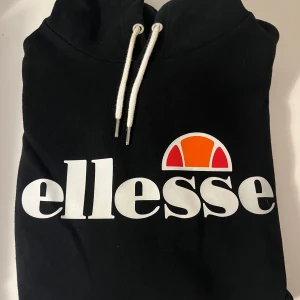 Ellesse hoodie - Säljer en svart hoodie i ny skick. Storlek 36.