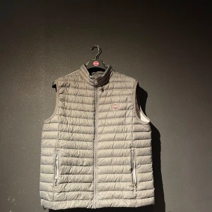 Grå colmar väst - Säljer denna gråa colmar väst i storlek 54 pågrund av brist på användning. Väldigt bra skick 9/10 endast haft ett halvår. Nypris 2900.