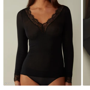 modalkashmir och spets - Säljer min svarta Kashmirtröja från intimissimi med spets. Storlek M, kommer inte till användning.