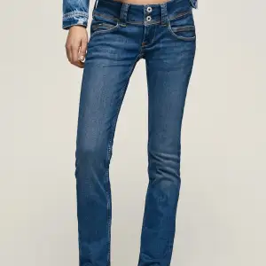 Storlek 25/32, väldigt bra skick, jättesnygga Lågmidjade jeans!!💕💕