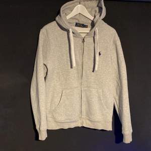 Säljer denna RALPH LAUREN zip hoddie  Inte Andvänd mycket alls den är in fint skick Storlek L skulle säga att den passar bättre M  Pris kan diskuteras.