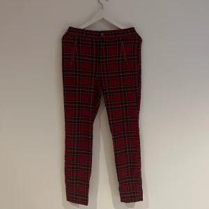 Rutiga byxor  - Punk byxor från hollister (ironiskt va)  Bra skick! Väldigt stretchiga! 