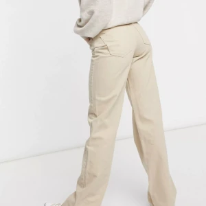 Beiga jeans  - Säljer dessa beiga jeans från stradivarius som är vida och långa i benen. Endast använt ett fåtal gånger. Stolek 32 men sitter som 34. Nypris 499 kr.