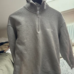 College zip - Snygg college zip från LES DEUX. Använda fåtal gånger, bra skick!
