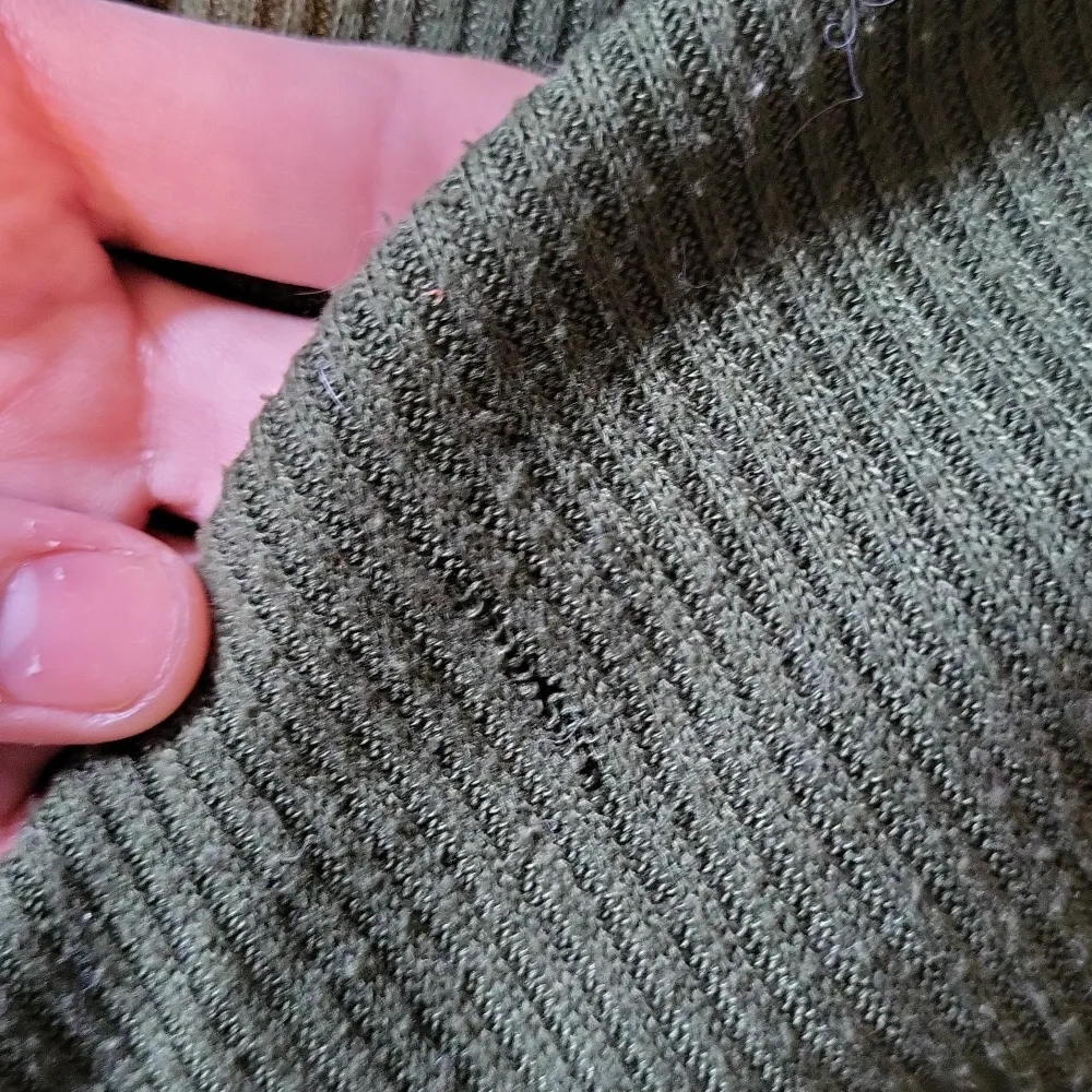 Grön turtleneck tunn crop top som passar perfekt till sommarkvällar. Har små hål på vänstra axeln som man märker knappt. . Yläosat.