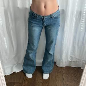 Lågmidjade vintage bootcut jeans från Funky Girl. Midjemått: 82 cm. Innerbenslängd: 85 cm. Jag är 176 cm lång 💕