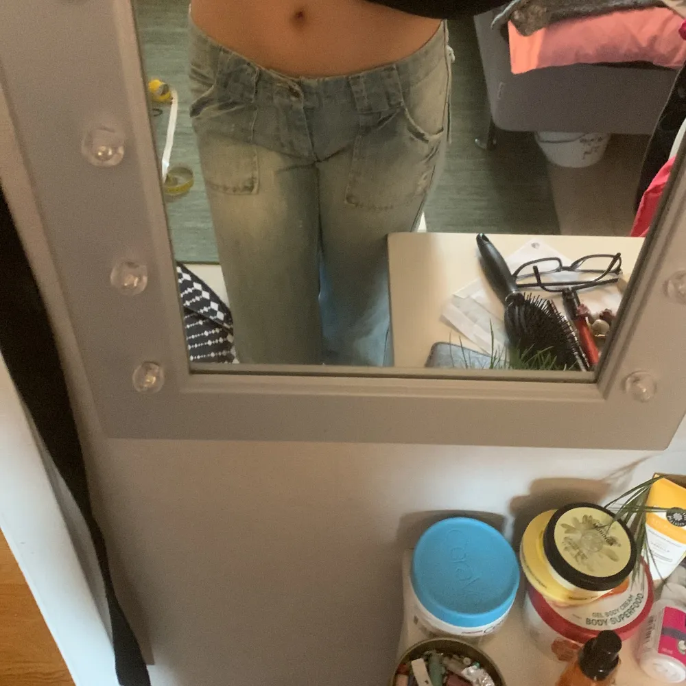 Lågmidjade ljusblå jeans som säljes för att d inte används och personligen tycker ja de är lite korta på mig som är 170 ungefär. Skriv för mått m.m.. Jeans & Byxor.