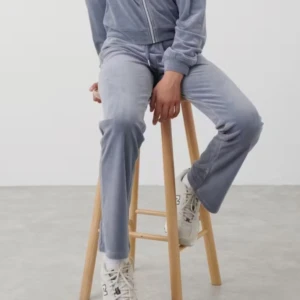 Gina byxor - Mjukisbyxor från ginatricot, y velour i storlek xxs. Banden är separerad för bilden.