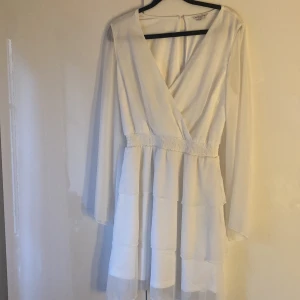 Student/Konfirmationsklänning! - Fin klänning från bubbleroom. Använd 1 gång och den är som ny💕Perfekt till student eller konfirmation! Nypris 699kr✨