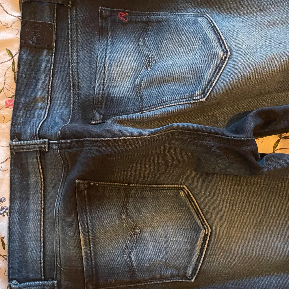 Skinnet, blåa jeans från replay Oanvända- nyskick Strl: skulle gissa XS/S, på lappen står det  Waist: 27 och Length: 34. Jeans & Byxor.