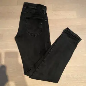 Ett par schysta hyperflex jeans  från Replay i modellen Anbass, storlek 30/32, sparsamt använda och fint skick, Pris kan diskuteras vid snabb affär 