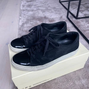 Axel Arigato sneakers - Axel arigato sneakers storlek 42. Helt okej skick. 