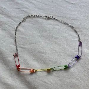 färgglatt pride säkerhetsnål halsband 💗