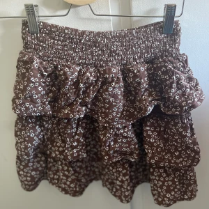 Brun blommig fjortis kjol - Inga defekter skiv för mer detaljer 