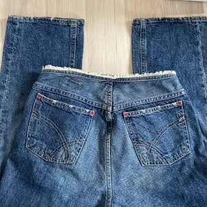 Jätte snygga jeans med coola detaljer och söm på fickorna! Verkligen unika i stilen💝 Dem är flared/straight modellen! Köpt från märket Gas Mood Jeans för 1299kr och säljer direkt för 500kr eller högst bud🌟
