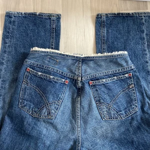 Coola lågmidjade jeans - Jätte snygga jeans med coola detaljer och söm på fickorna! Verkligen unika i stilen💝 Dem är flared/straight modellen! Köpt från märket Gas Mood Jeans för 1299kr och säljer direkt för 500kr eller högst bud🌟