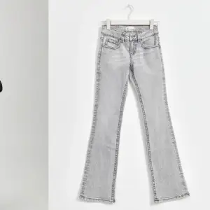 Söker Gina tricot y2k Low bootcut jeans med knappar på fickorna bak. Storlek 32 eller 34. Säg om du har och vilket pris du säljer dem för.