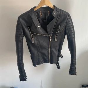 Skinnjacka  - Strl XS  Använt ett tag men funkar och ser bra ut