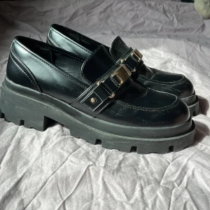 Loafers - Snygga loafers som tyvärr var för små. Endast använda två gånger, snygga till spets strumpor och kjol!