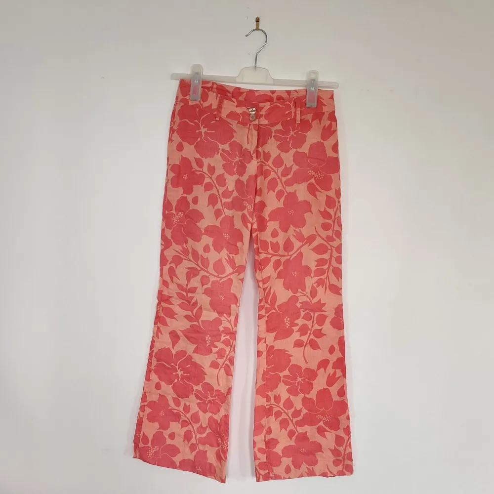 Lågmidjade korallrosa byxor i linne. (Obs: Mer rosa i ton än på bilderna), rekommenderar att ha hudfärgade trosor då de är lite seethrough. Jeans & Byxor.