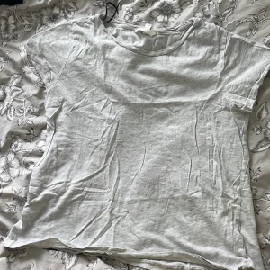 T-shirt  - Skön och tunn T-shirt 