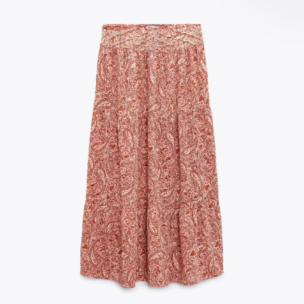 Säljer denna skit snygga lång kjol från Zara som inte säljs längre! Den är i storlek m men passar s-m! Den är knappt använd och i jätte fint skick, kan skicka egna bilder om så önskas💓. Kjolar.