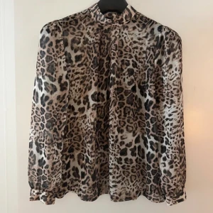 Leopard blus - Leopard blus i storlek S, lite genomskinlig. 
