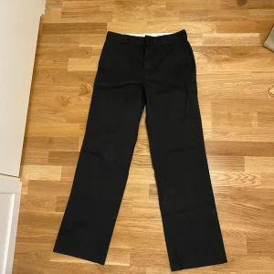 Dickies  - Svarta Dickies byxor 874 i stl 31/32. Knappt använda. Hör av dig vid frågor och funderingar 