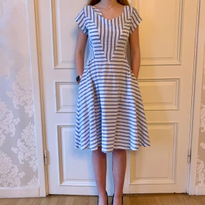 Blå randig klänning, Emmy design  - Jättefin blå vit randig klänning i skönt material. Storlek 38. Med fickor! Modellen på bilden är 173 cm och har storlek 38 i de flesta andra kläder. Aldrig använd. Vi har lagt ner vår klänningsbutik och säljer ut. Ny pris är 2000-3000kr